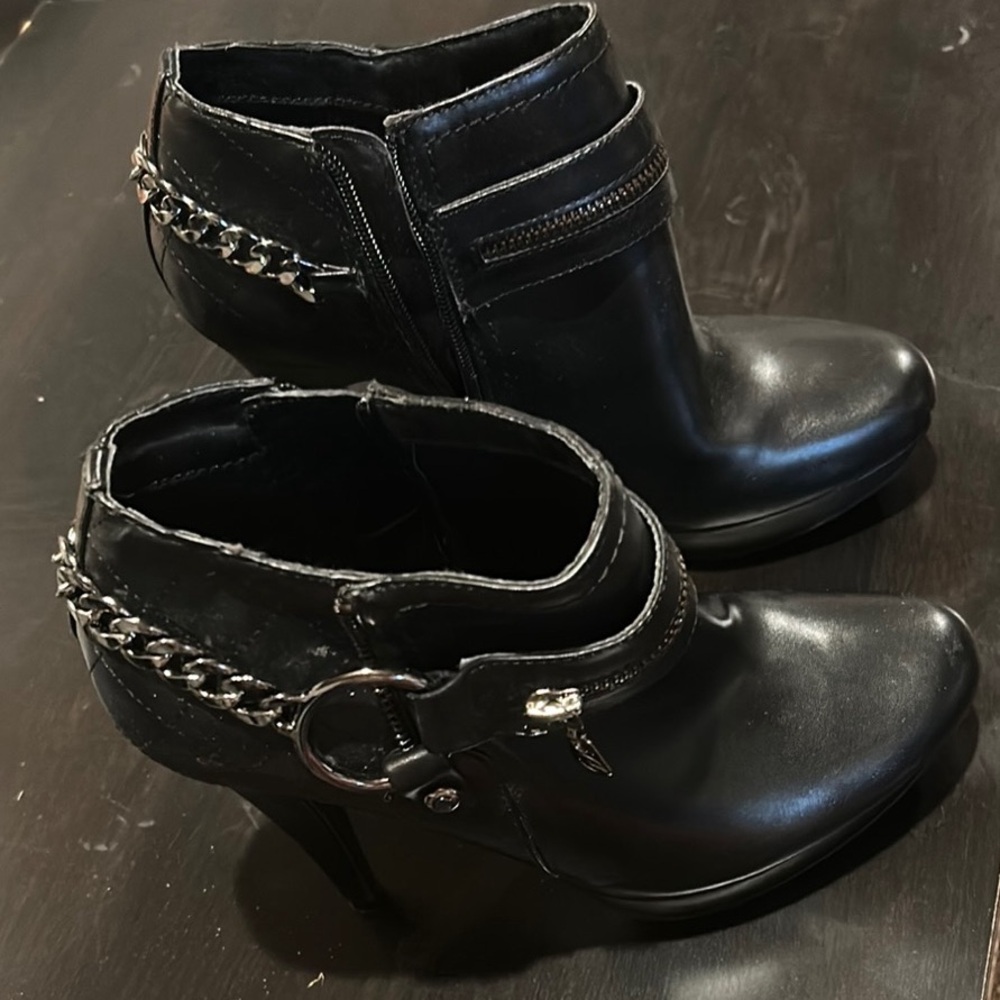 Chic Black Ankle Boots with Chain Accent